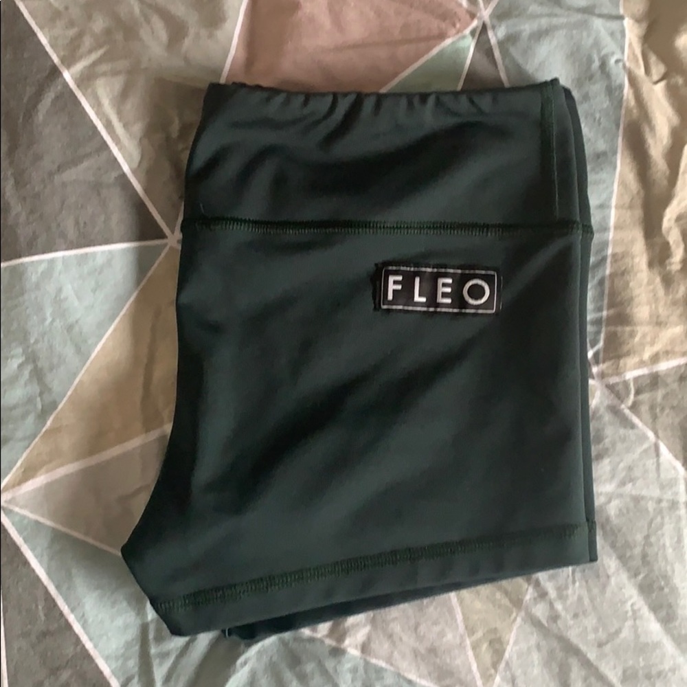 Hunter green fleos